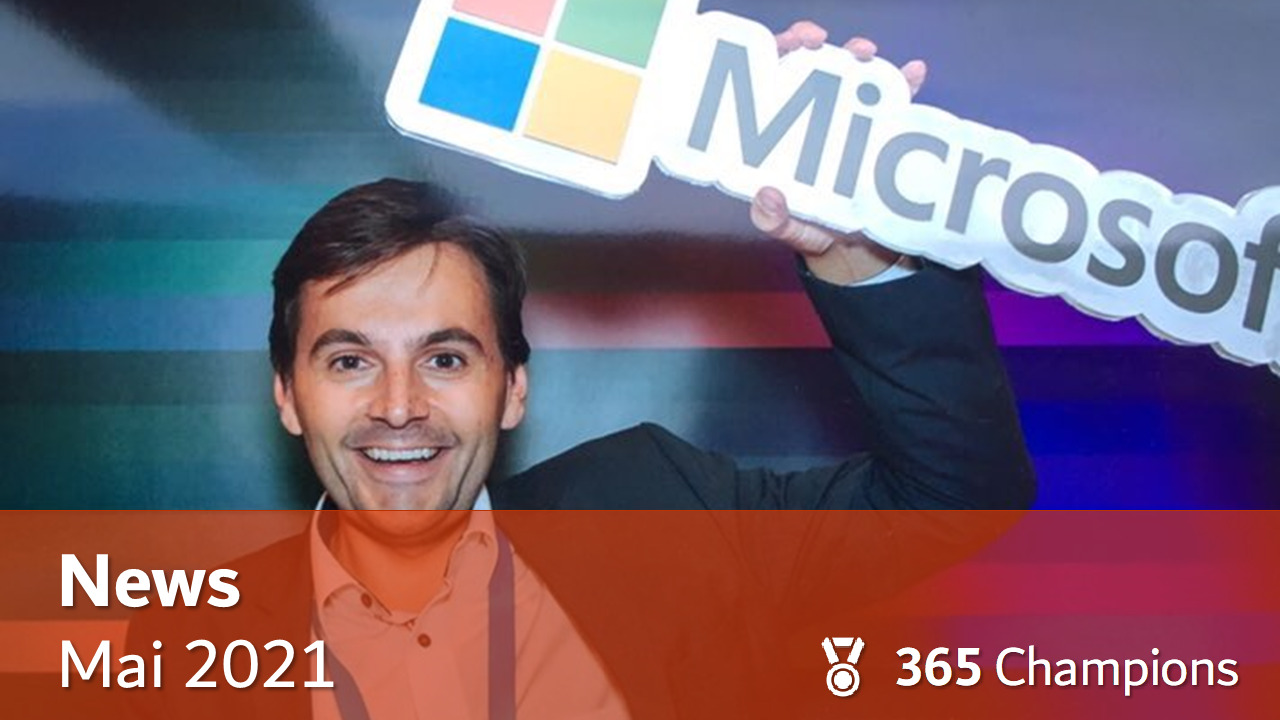 Thomas Maier hebt den Schriftzug und das Logo von Microsoft nach oben. Bild zeigt den Text "News Mai 2021" und das Logo des 365 Champions Teams.